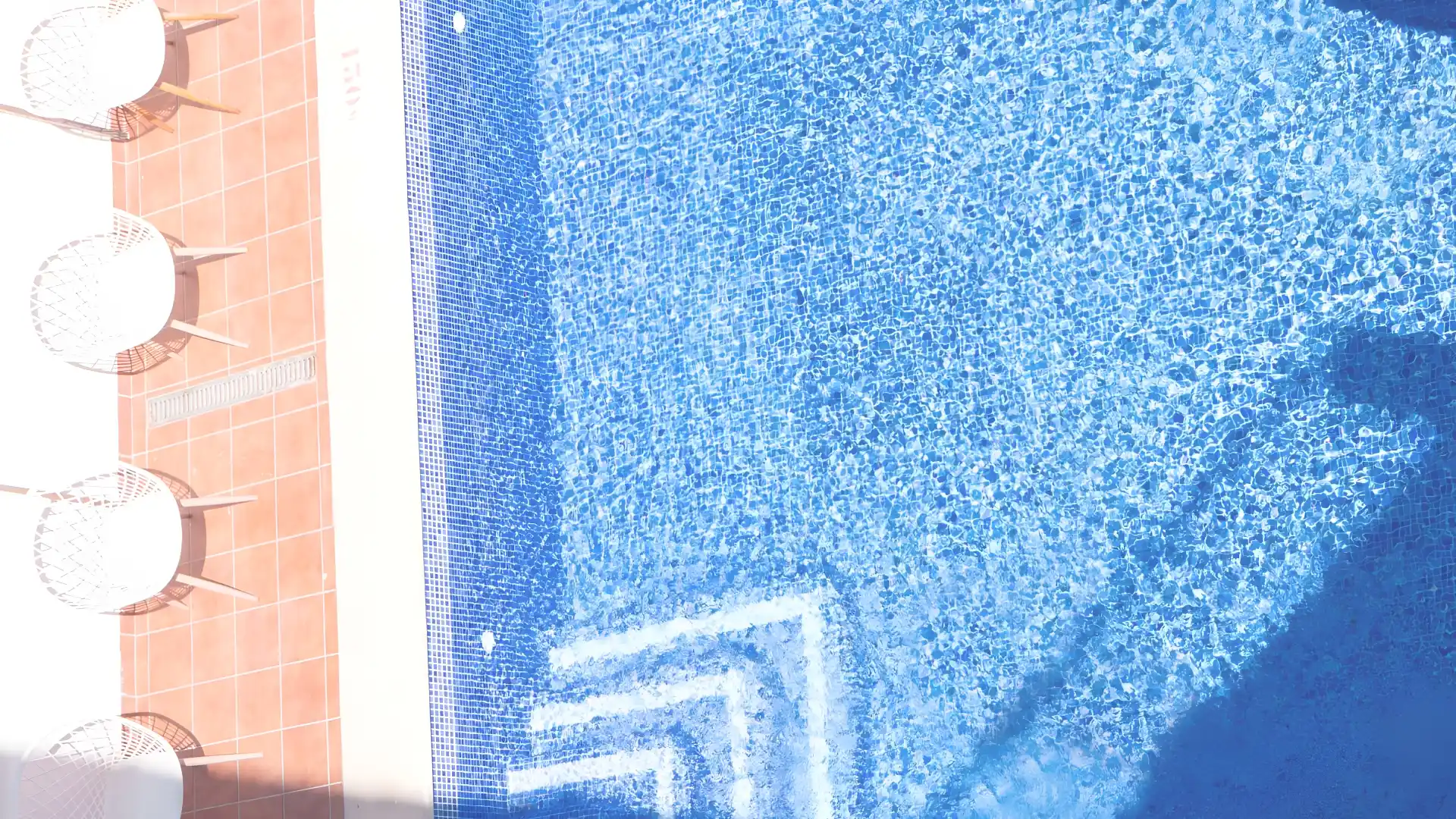 Blick auf den Pool PlanetHotels Blue